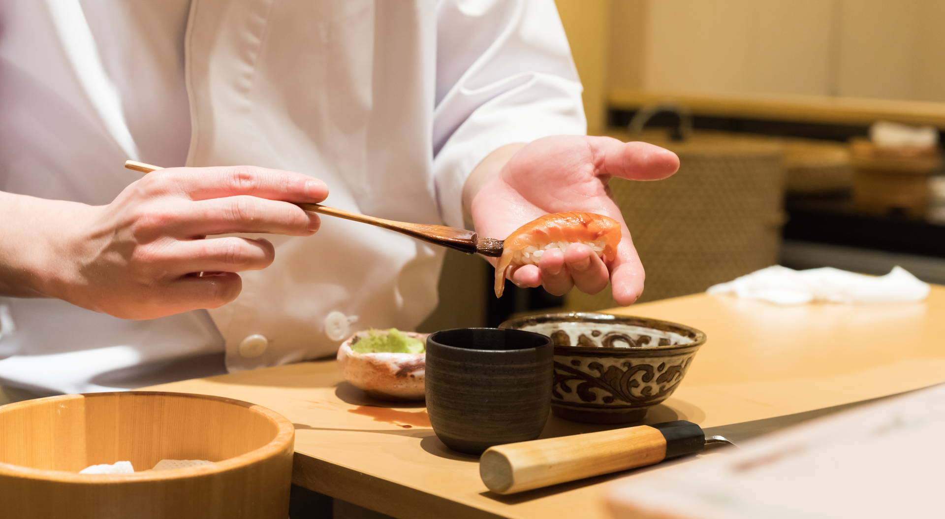 Historia sushi – skąd pochodzi i kto je wymyślił? Od sfermentowanej ryby do california roll