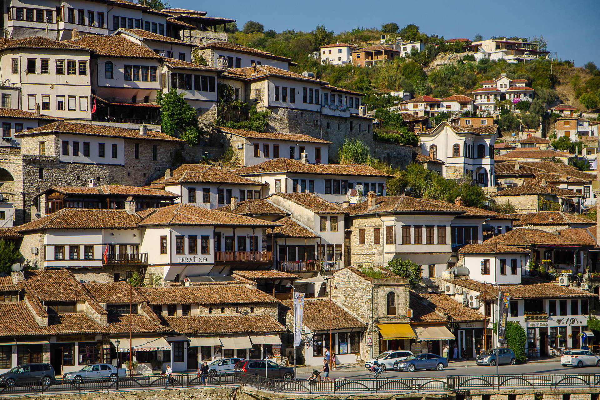Berat w Albanii: widok na zabytkowe miasto z tradycyjną architekturą.