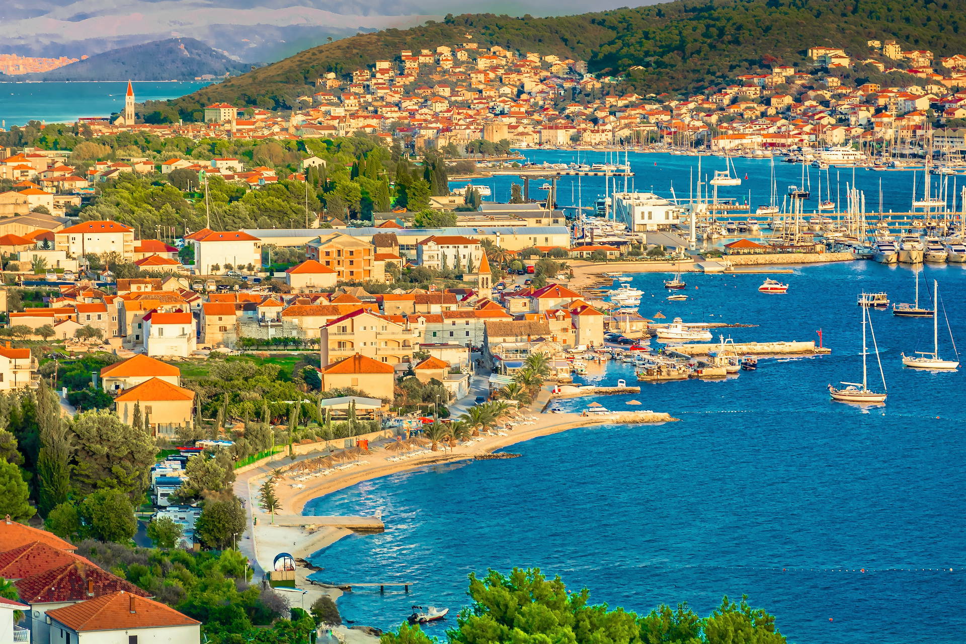 Trogir w Chorwacji widziany od strony morza.