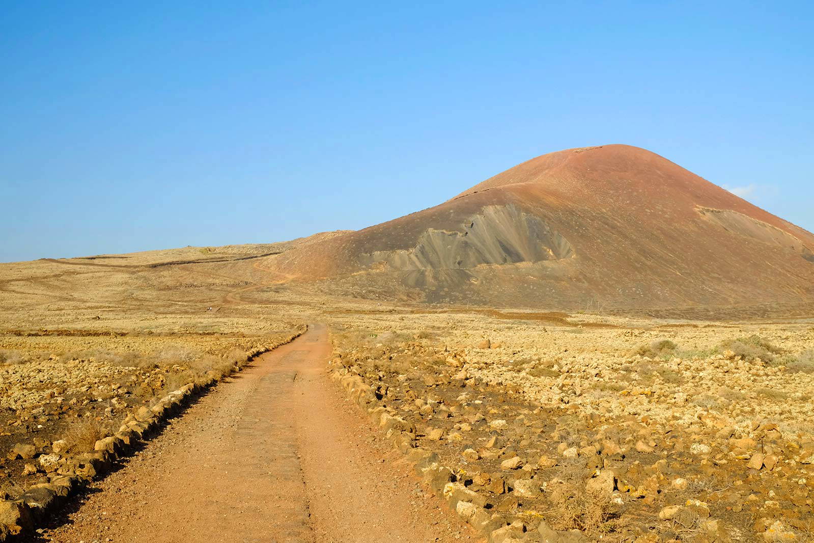 Krajobraz Lanzarote z wulkanem Montana Colorada w tle.