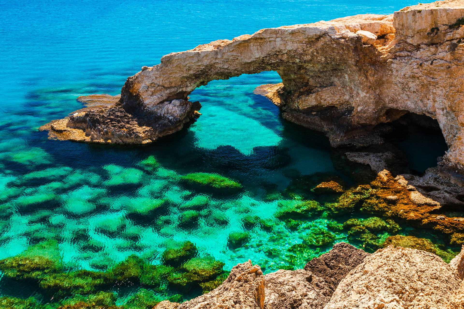 Łuk skalny w turkusowej wodzie w Ayia Napa, Cypr.