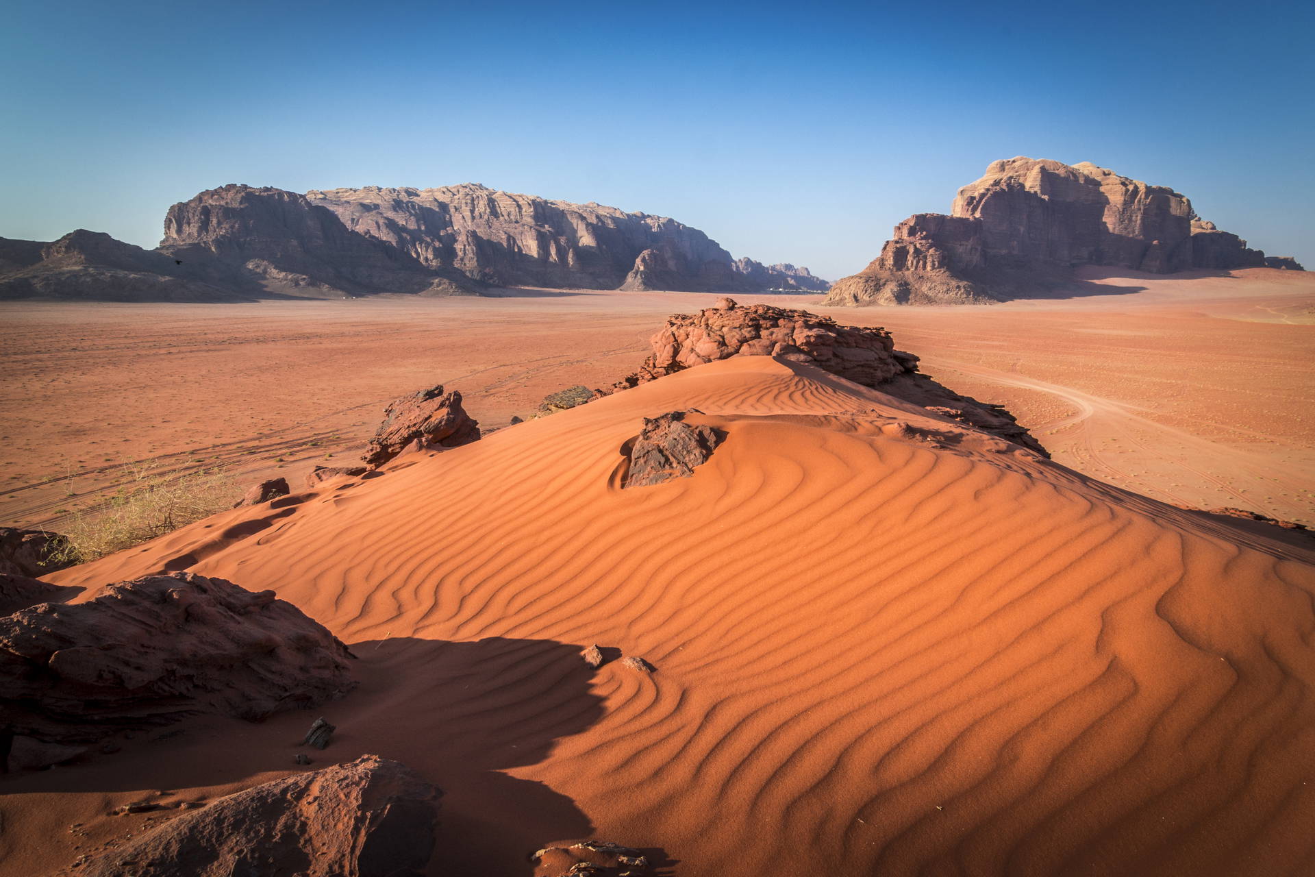 Czerwone piaski i skaliste formacje w Wadi Rum.