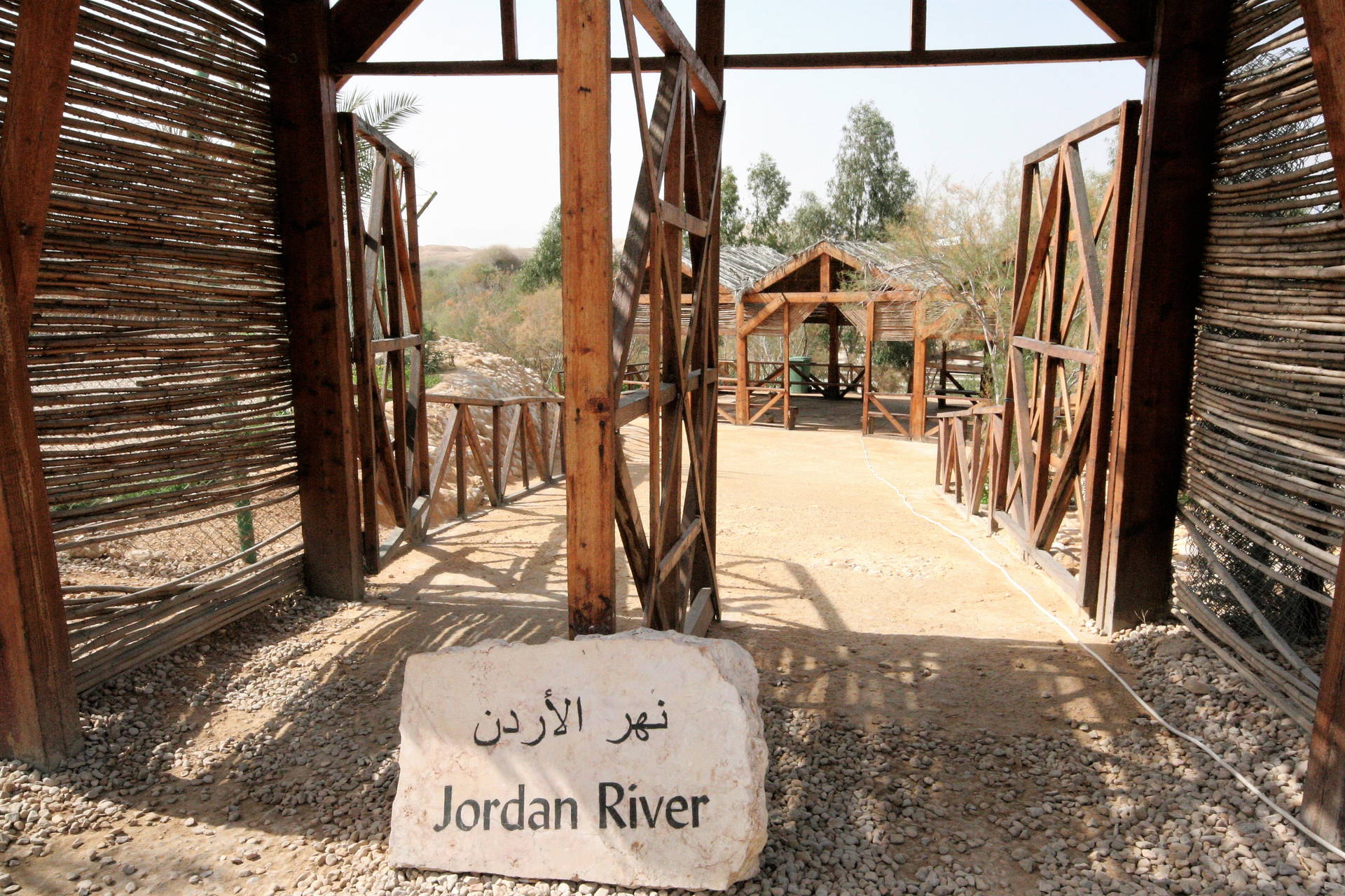 Wejście do miejsca chrztu nad rzeką Jordan z kamiennym napisem "Jordan River".