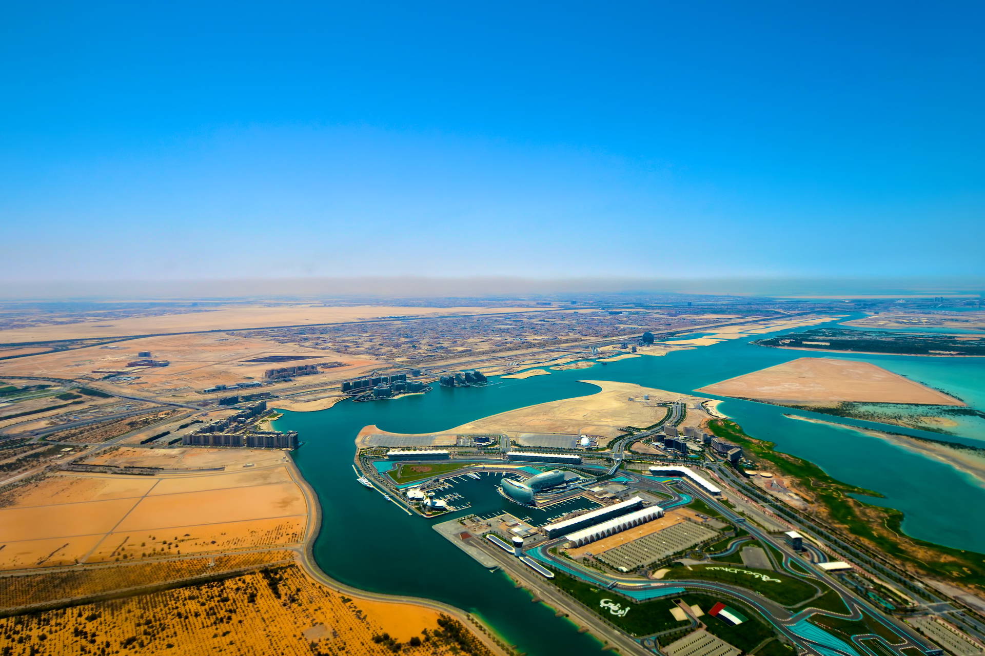Widok z lotu ptaka na tor wyścigowy Yas Marina w Abu Zabi.