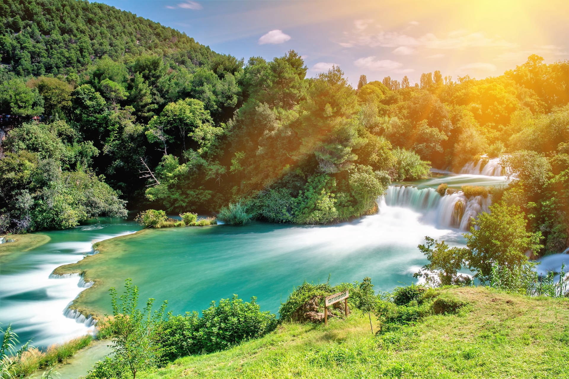 Wodospady Krka w Chorwacji. Widok na kaskady, las i turkusową wodę.