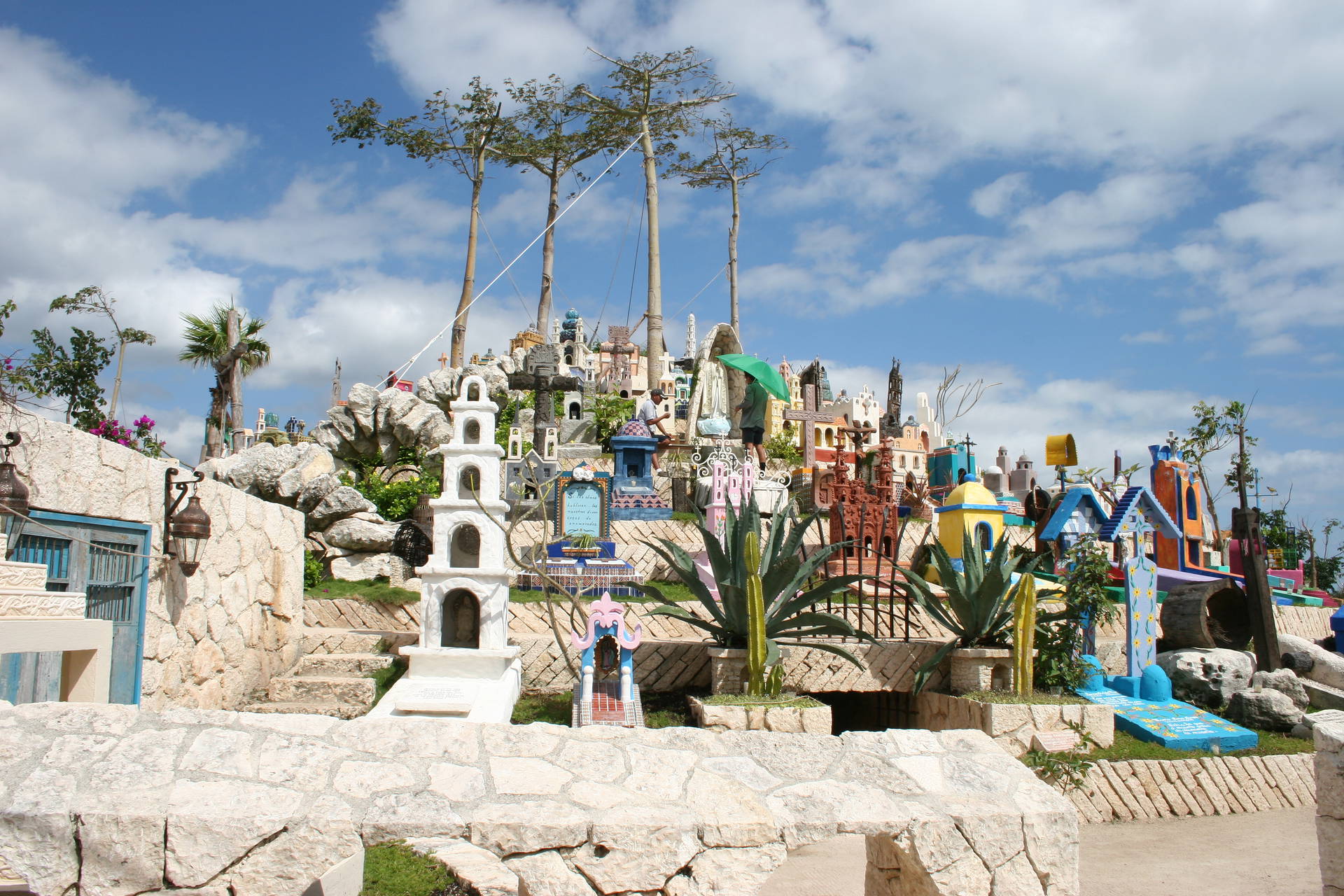 Kolorowe nagrobki na cmentarzu Xcaret w Meksyku.