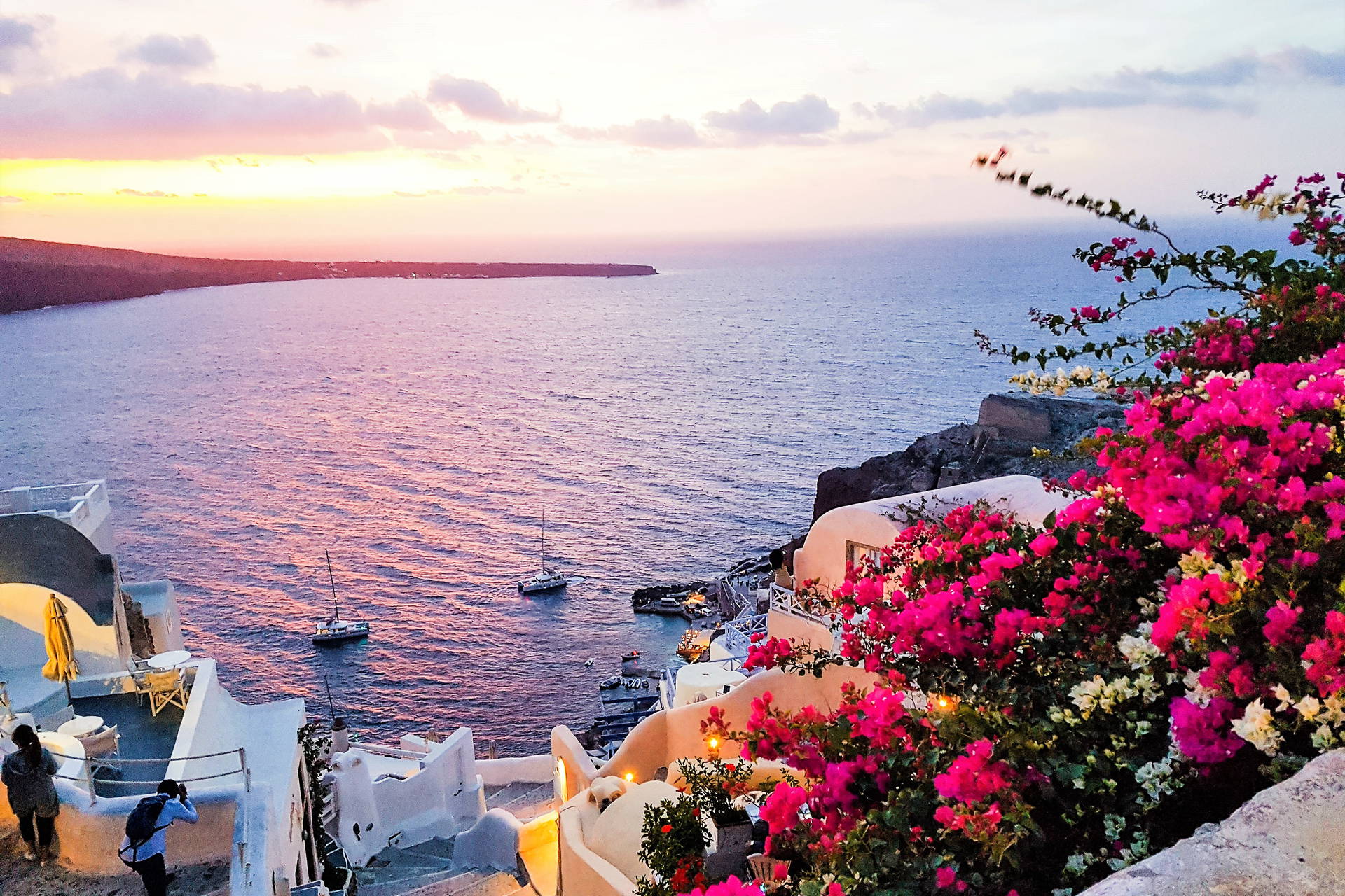 Zachód słońca w Oia na Santorini z widokiem na morze.