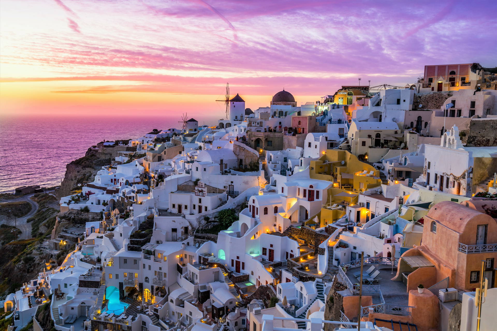 Oia na Santorini o zmierzchu.