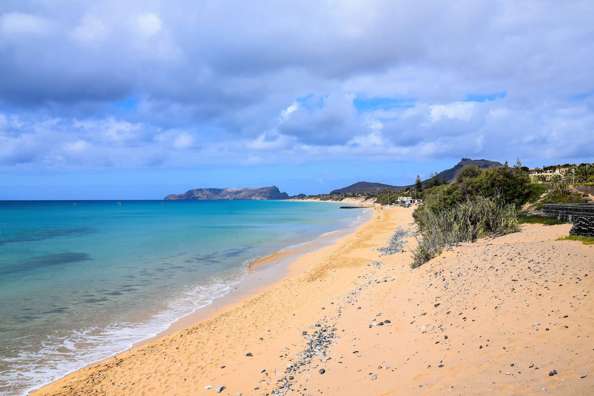Piaszczysta plaża Porto Santo. W tle turkusowa woda i klify.