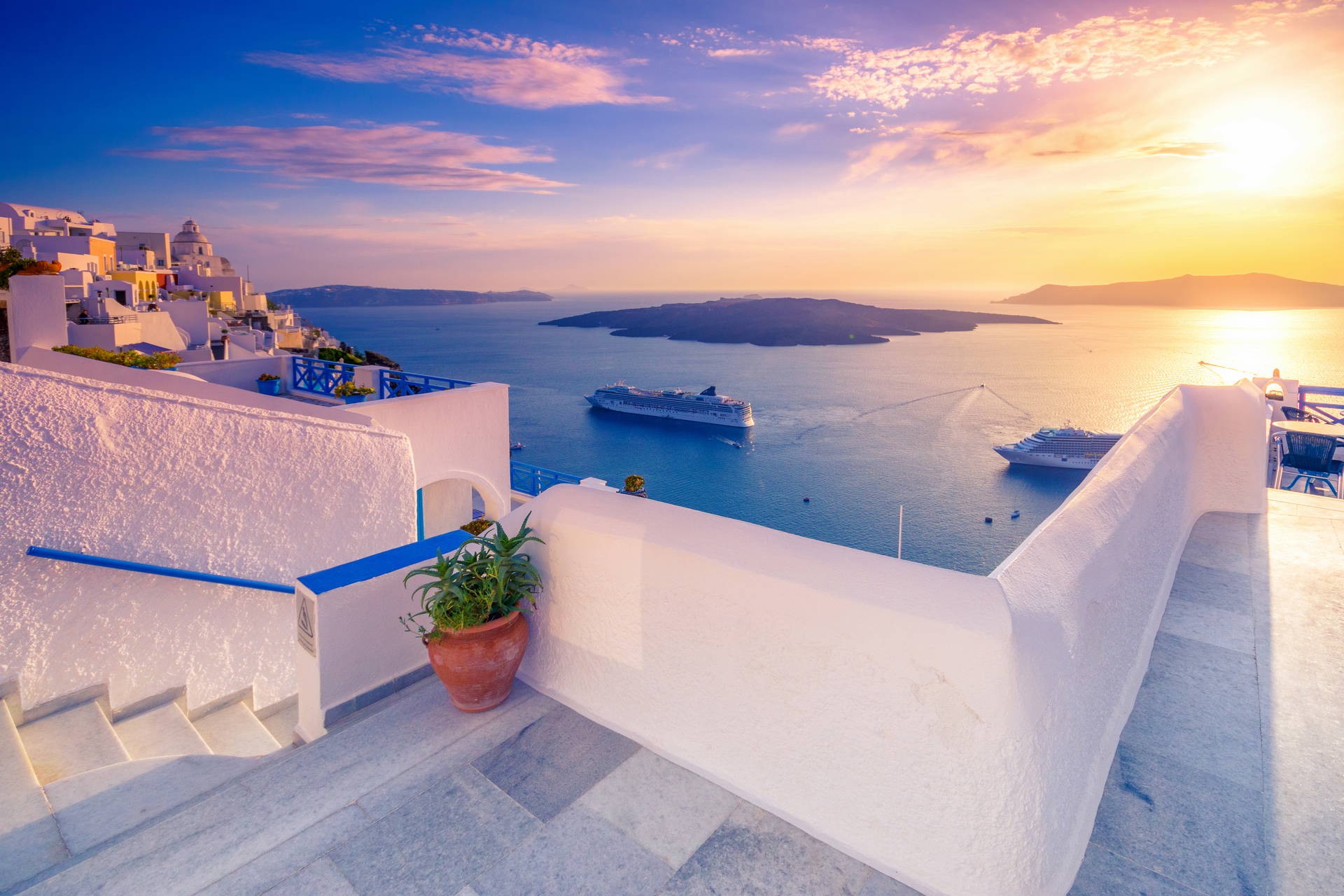Santorini o zachodzie słońca.