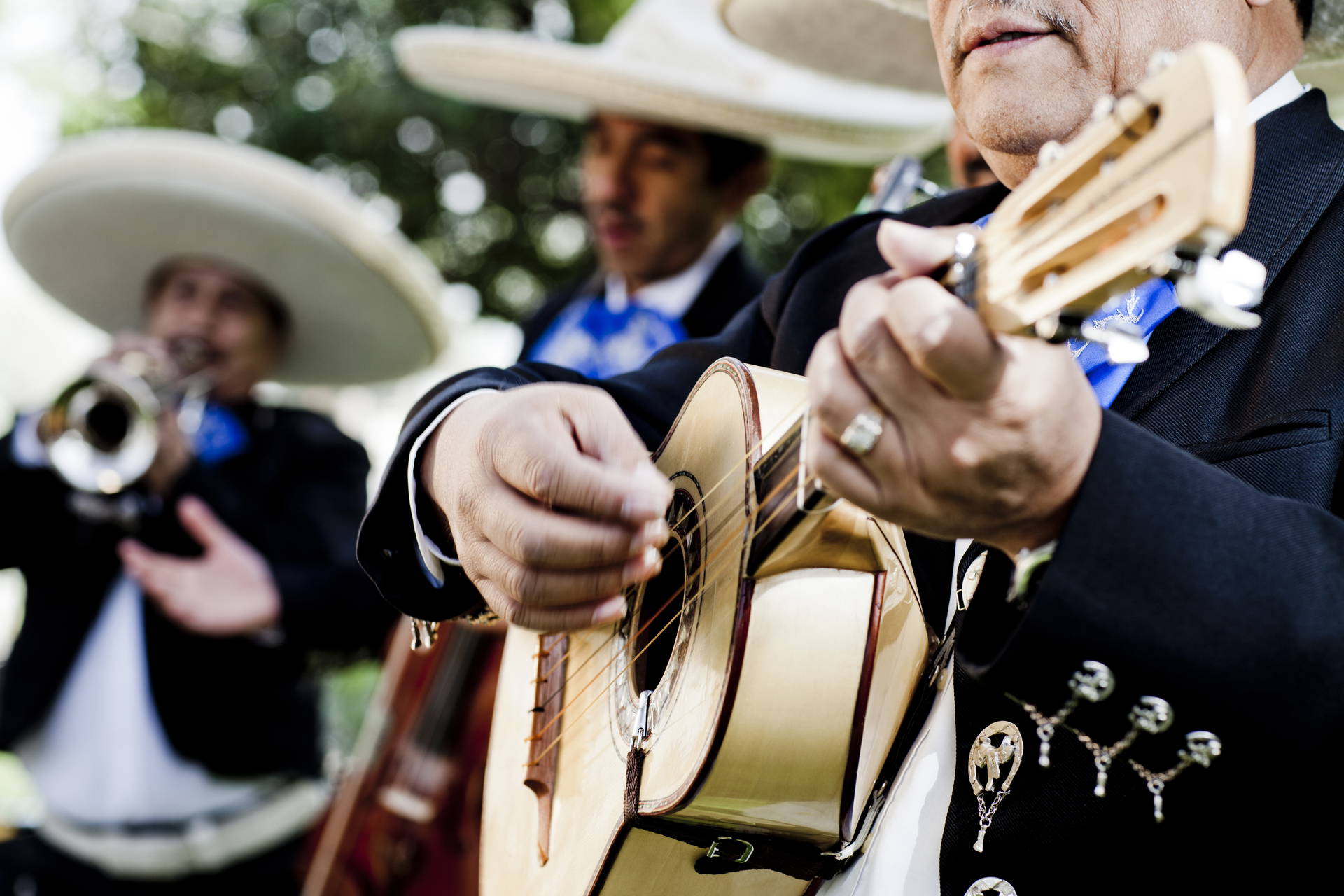 Zespół mariachi w tradycyjnych strojach gra.