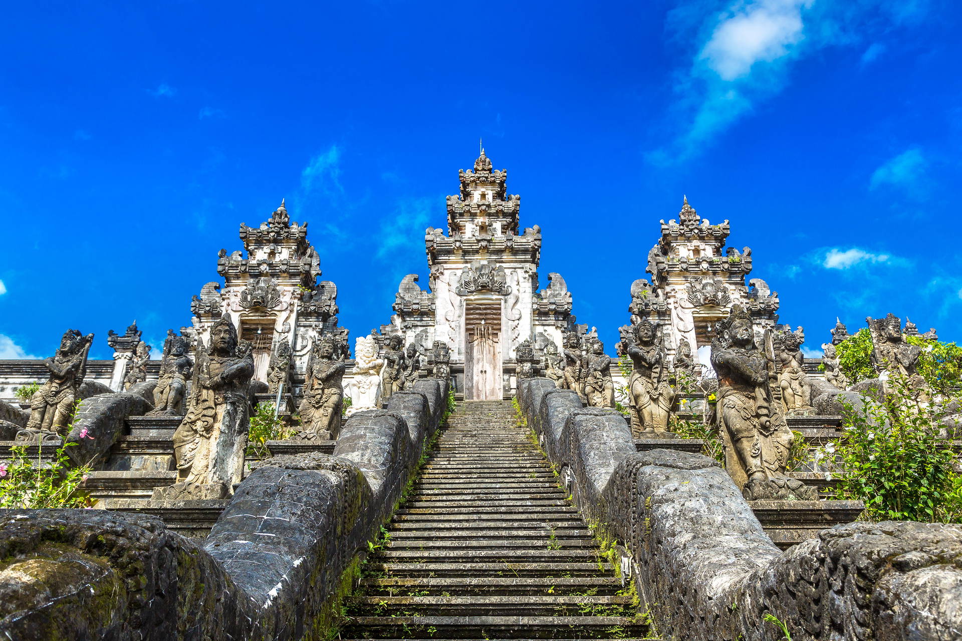 Kamienne schody prowadzące do świątyni Pura Lempuyang na Bali.