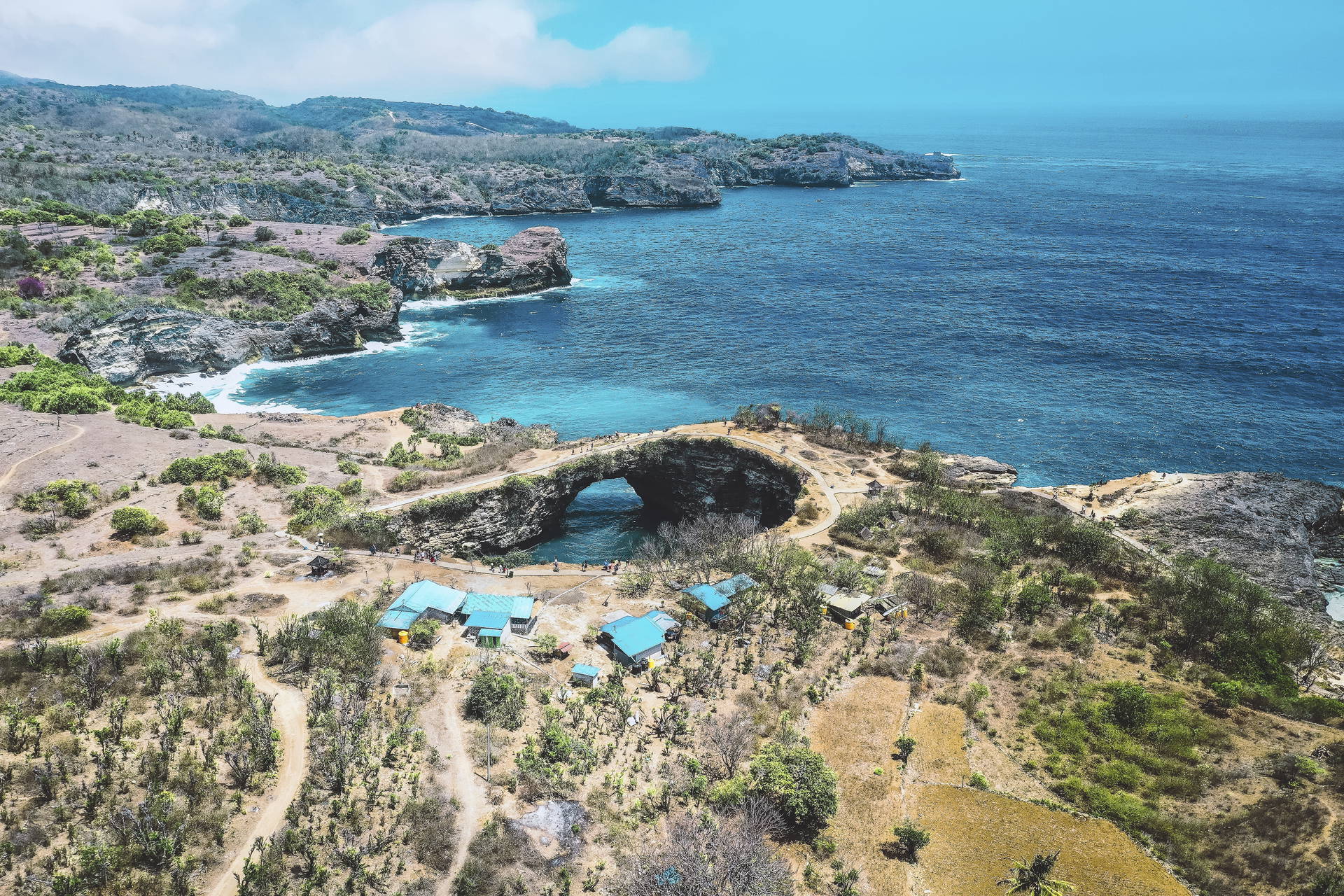 Widok z lotu ptaka na Broken Beach na wyspie Nusa Penida.