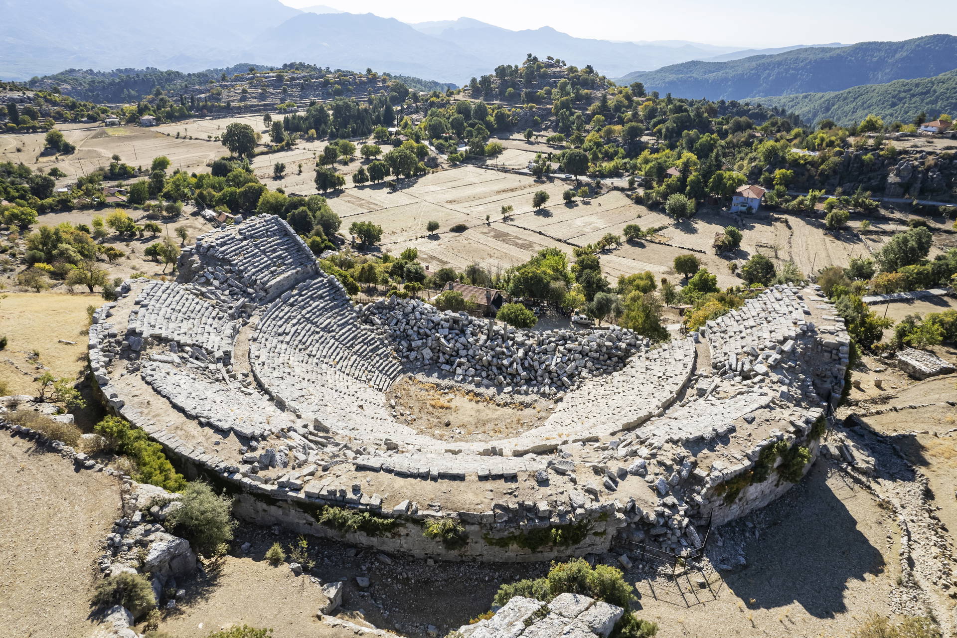 Ruiny starożytnego teatru w Termessos sfotografowane z lotu ptaka.