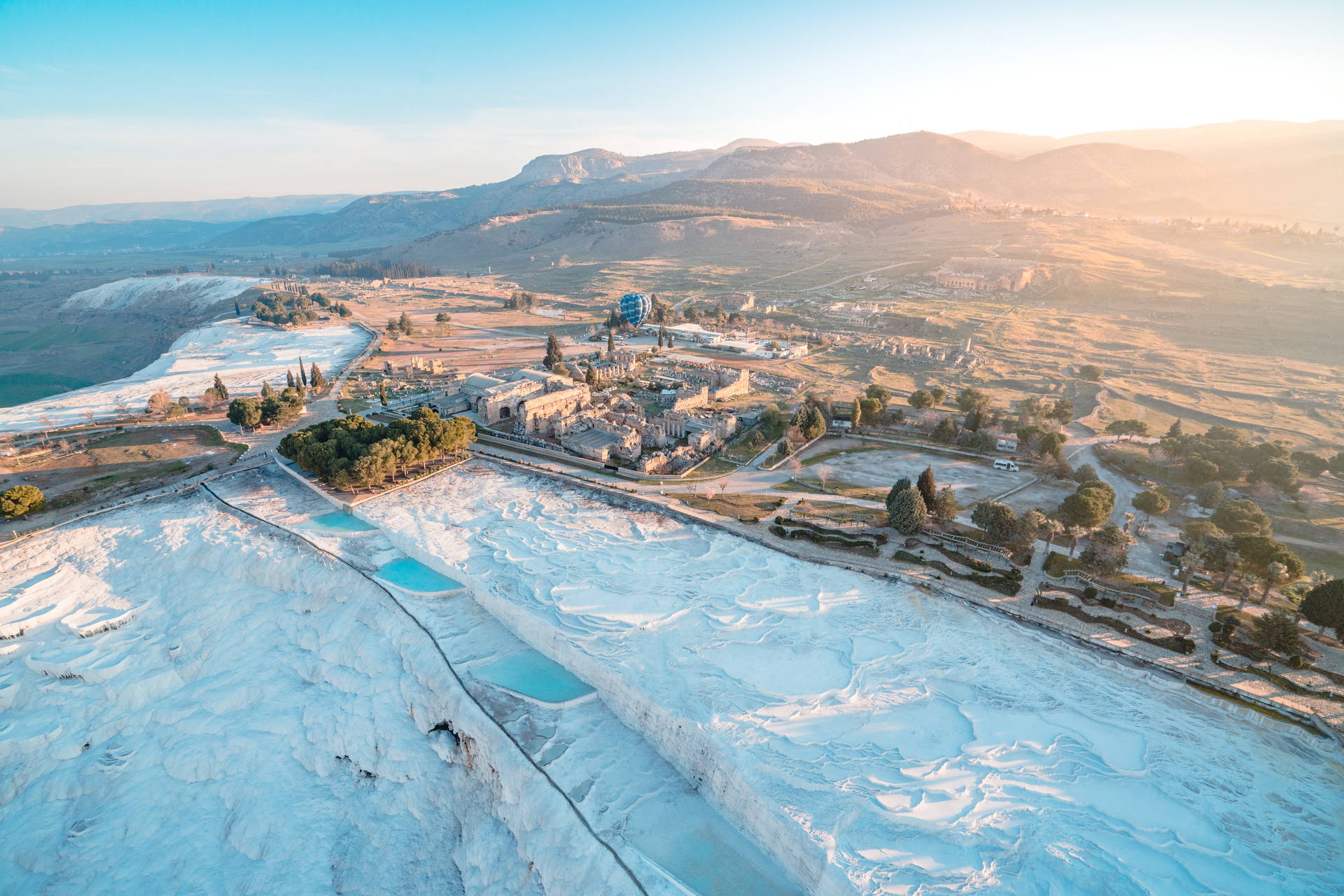 Widok z lotu ptaka na tureckie Pamukkale.