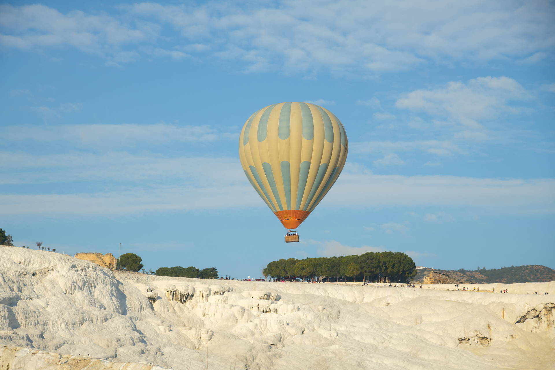 Balon nad białymi tarasami w Pamukkale, Turcja.