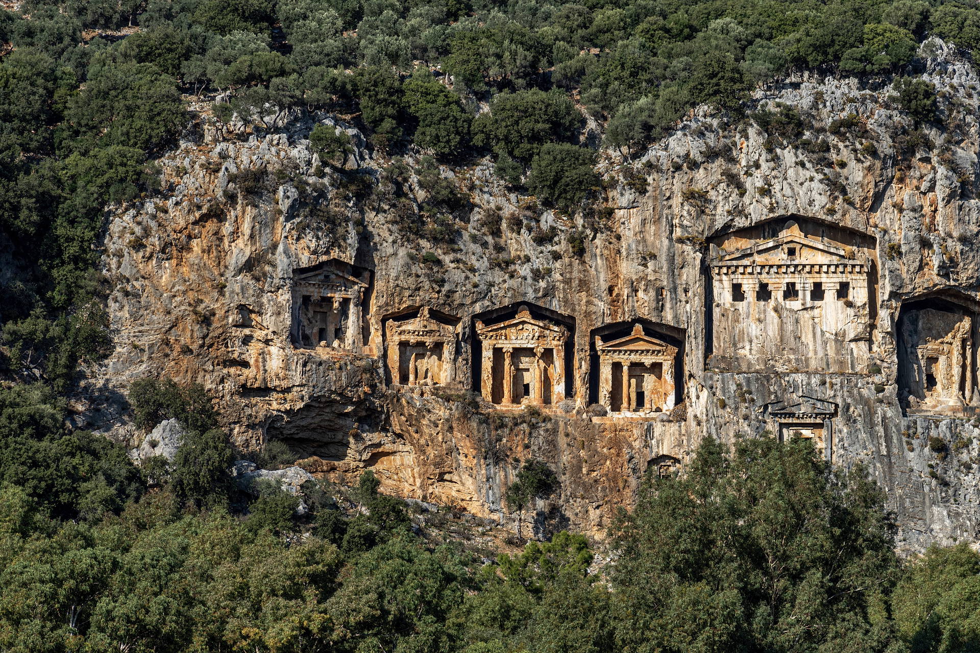 Grobowce licyjskie wykute w skale, Turcja.