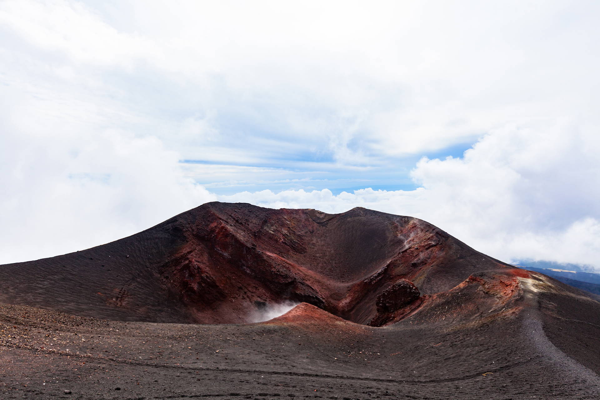 Krater wulkanu Etna na tle chmur.
