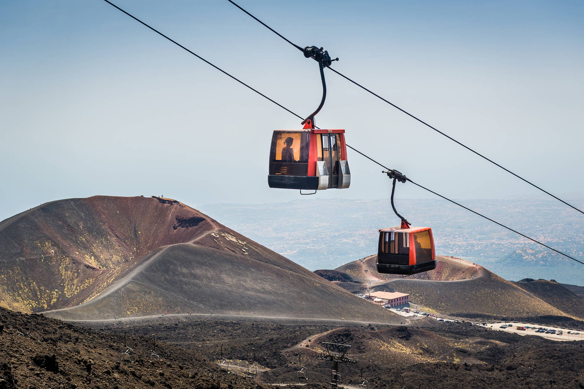Kolejka linowa z wagonami pełnymi pasażerów, Etna.