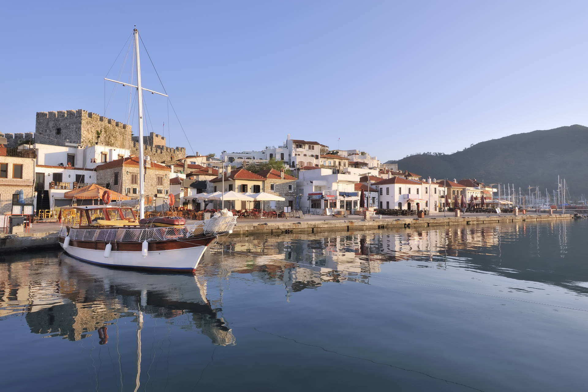 Marina w Marmaris i widok na zamek, Turcja.