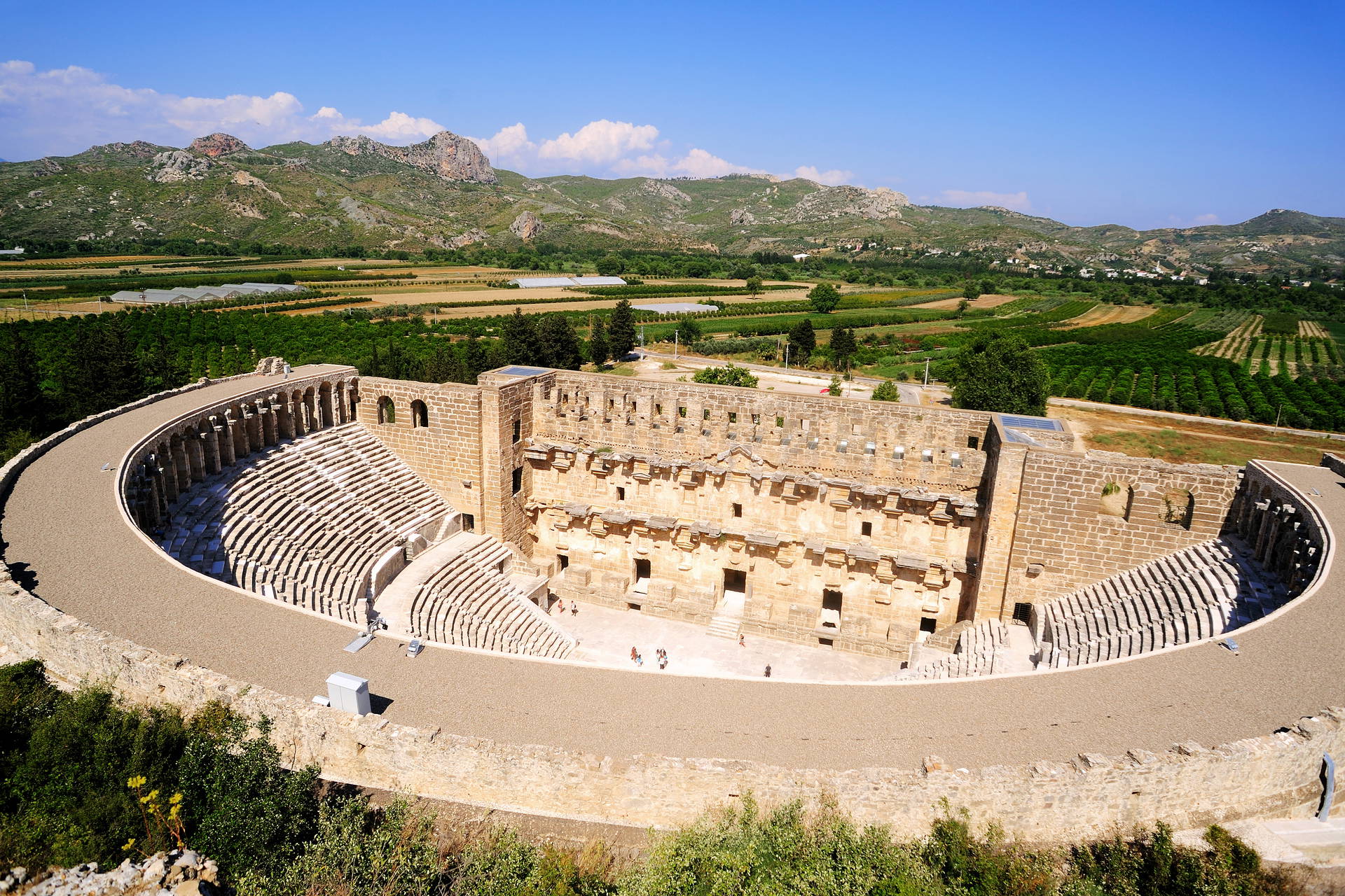 Amfiteatr w Aspendos w Turcji na tle gór.