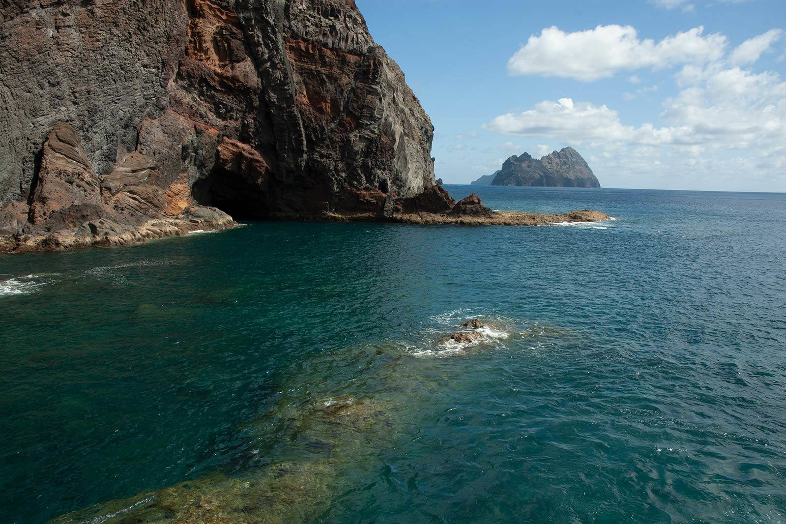 Klif i morze w Porto Moniz na Maderze.