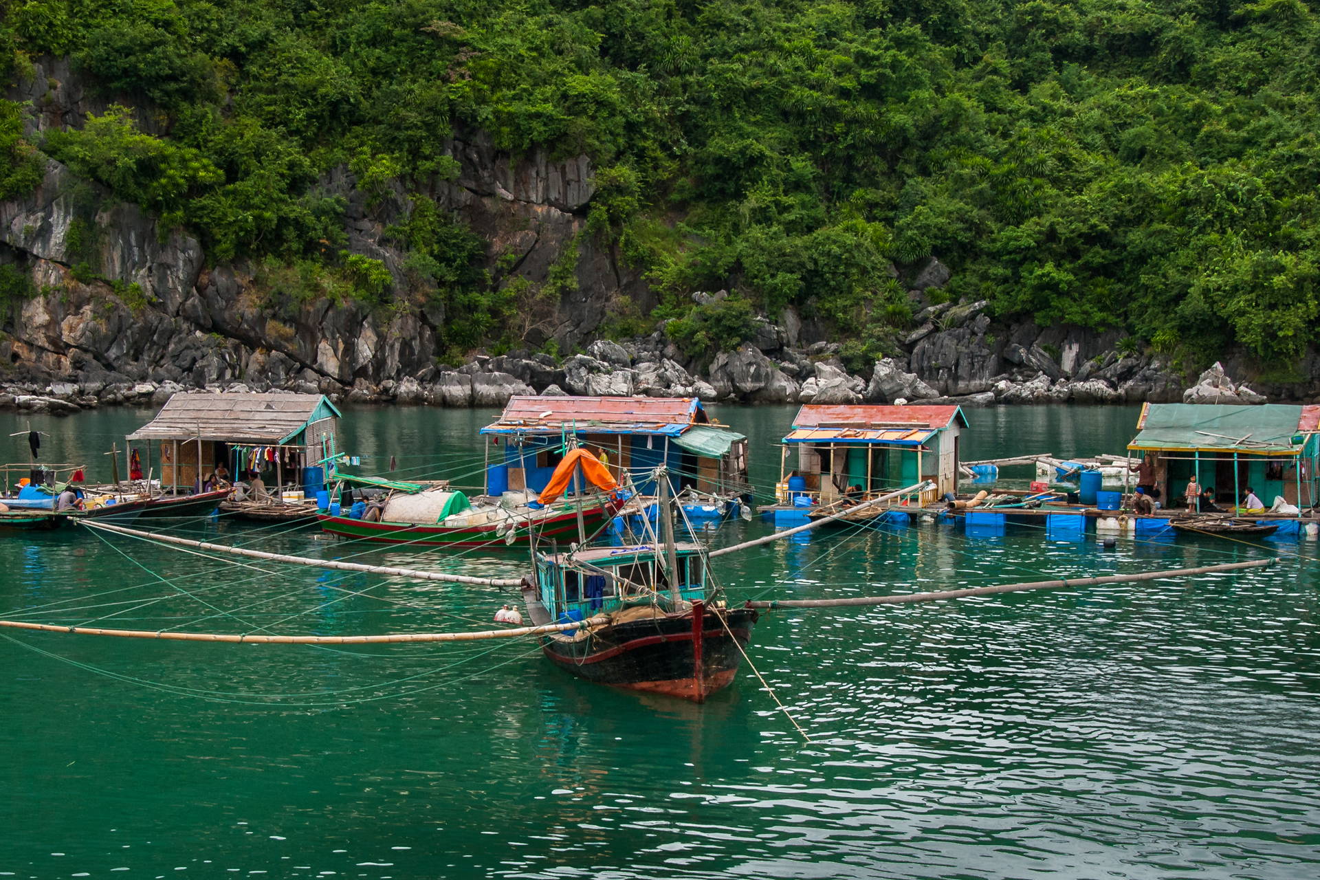 Wioska na wodzie w Zatoce Ha Long, Wietnam.