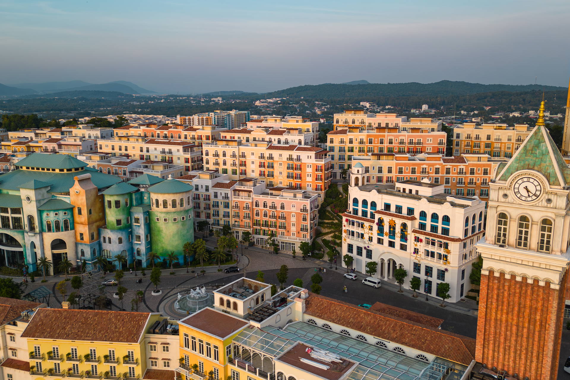 Panorama miasta Phu Quoc w Wietnamie z zabudową w stylu włoskim.