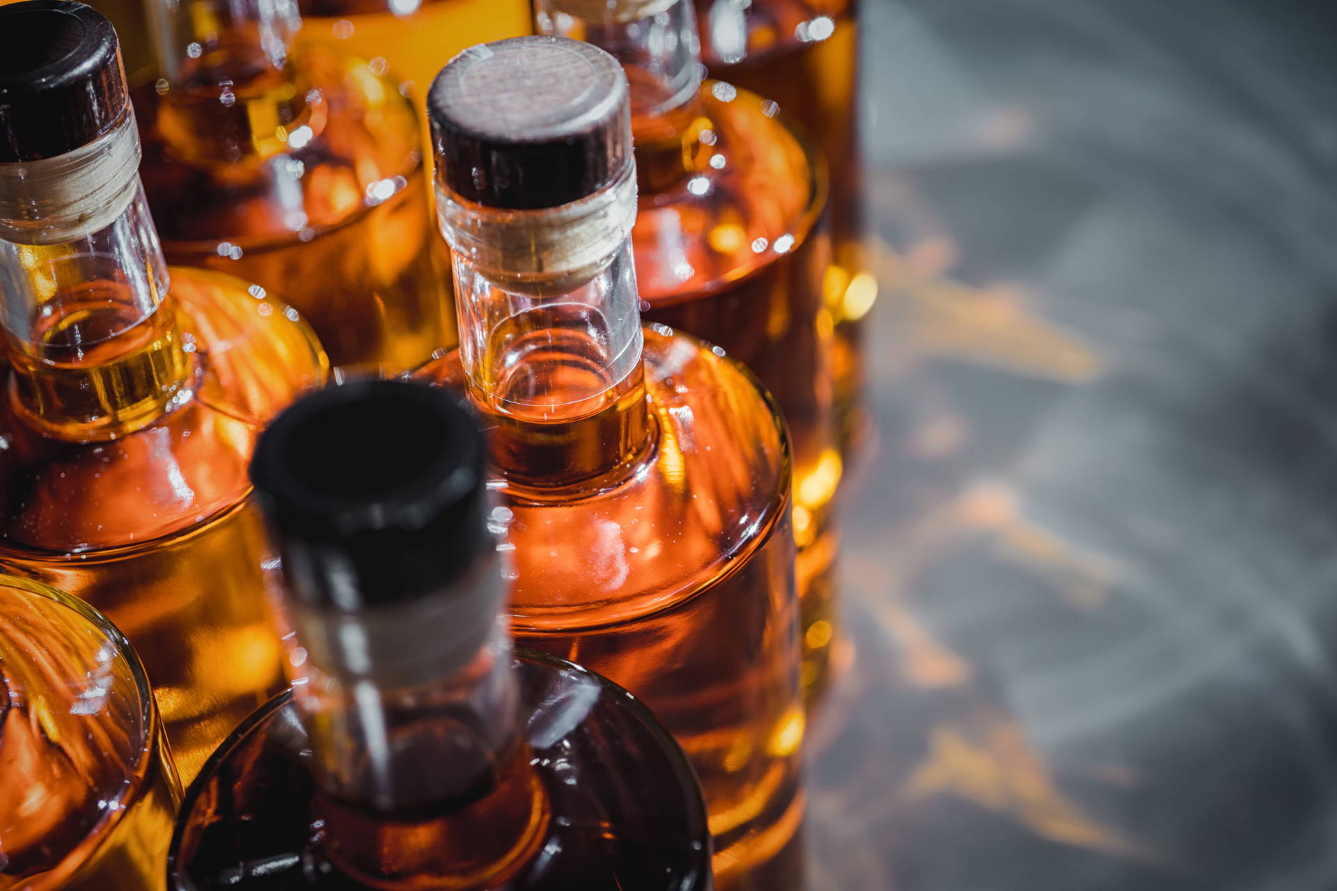 Szklane butelki z bursztynowym alkoholem.