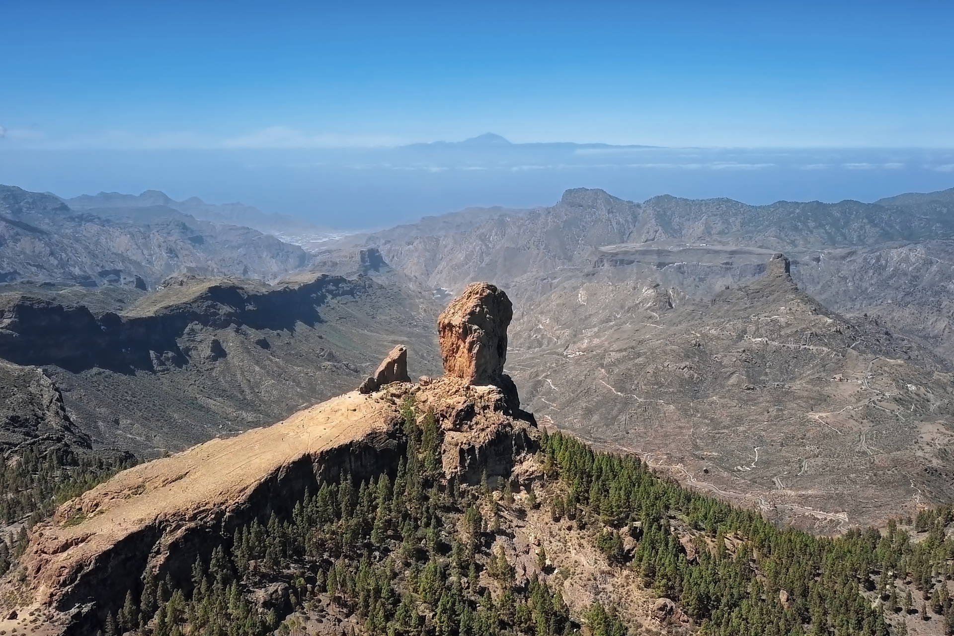 Krajobraz Gran Canarii ze skałą Roque Nublo w tle.