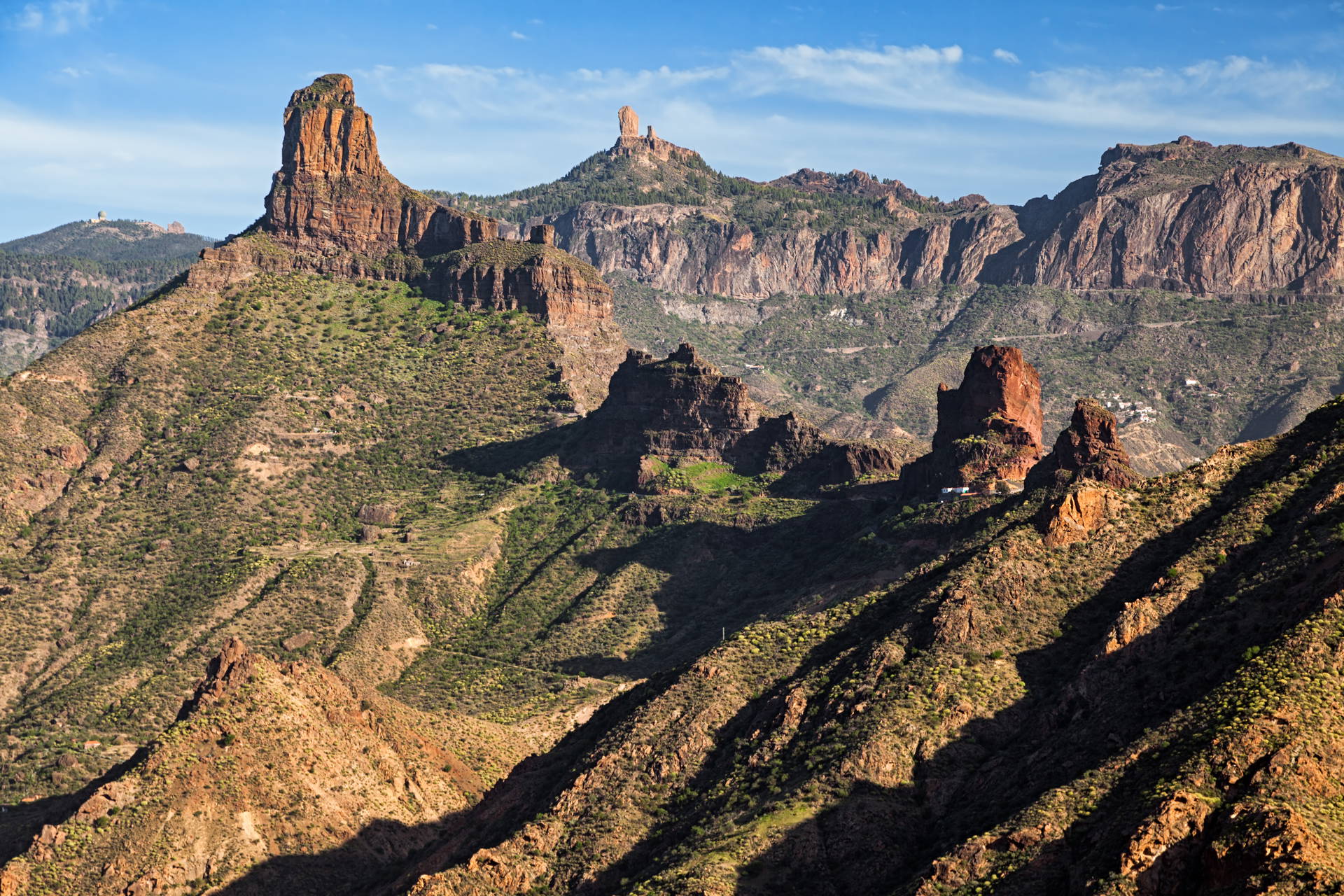 Krajobraz Gran Canarii z Roque Nublo w tle.