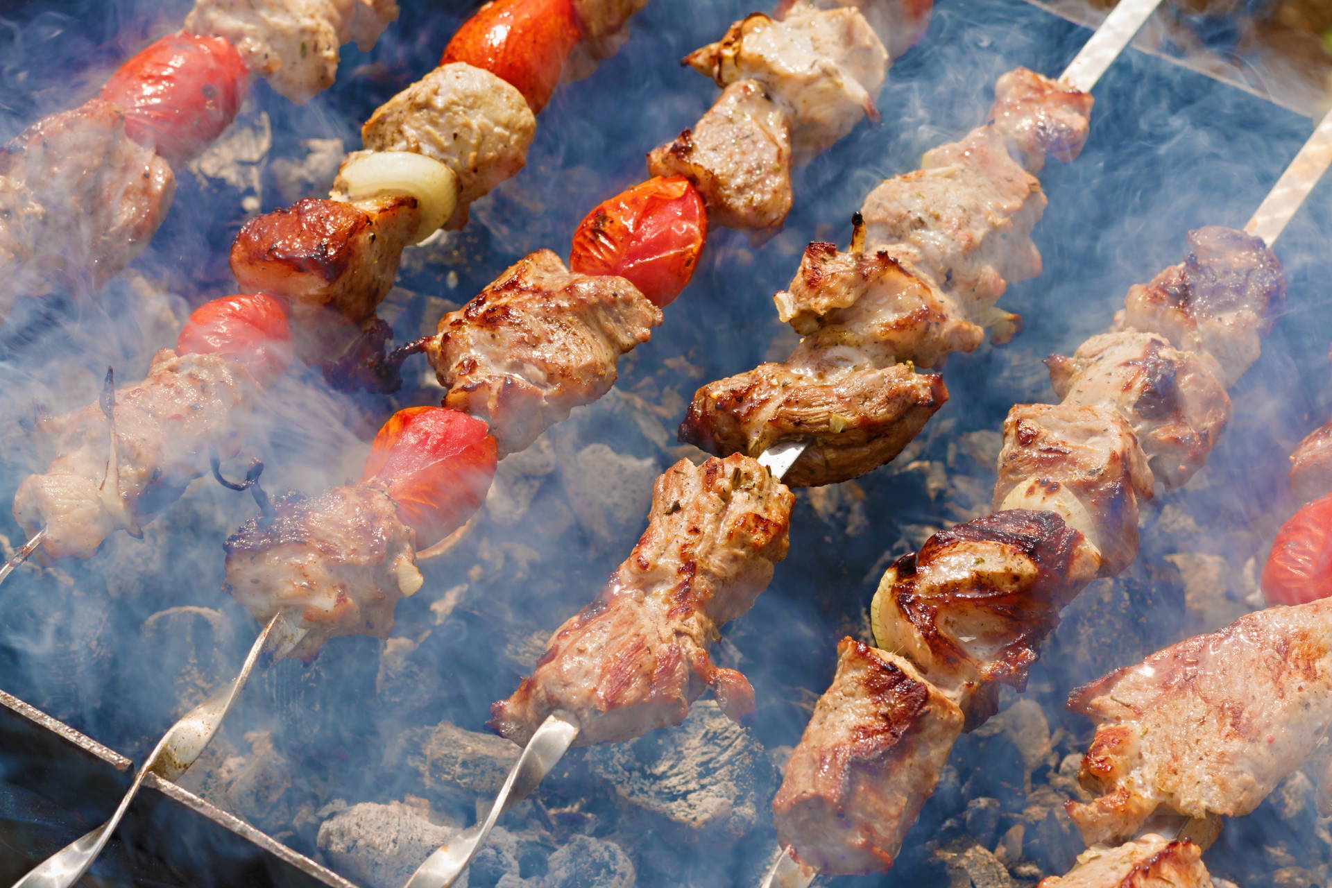 Szaszłyki z mięsa i warzyw pieczone na grillu.