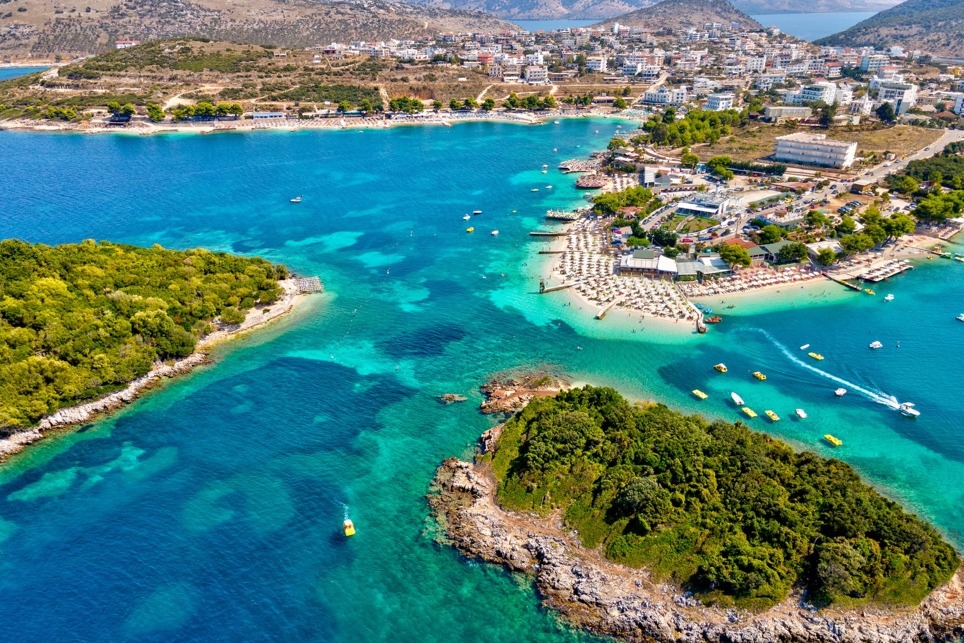 Ksamil w Albanii z lotu ptaka. Widoczne wyspy, plaże i turkusowa woda.