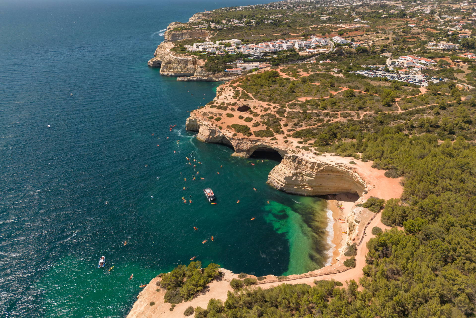 Widok z lotu ptaka na plażę Benagil i jaskinie w Portugalii.