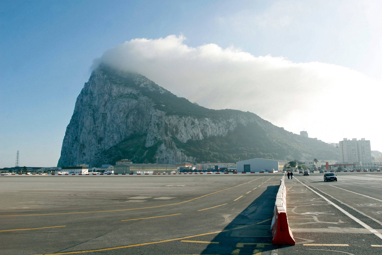 Skała Gibraltarska spowita chmurami.