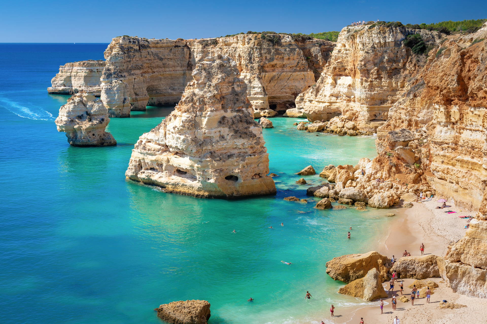 Praia da Marinha: widok na plażę, klify i turkusową wodę.