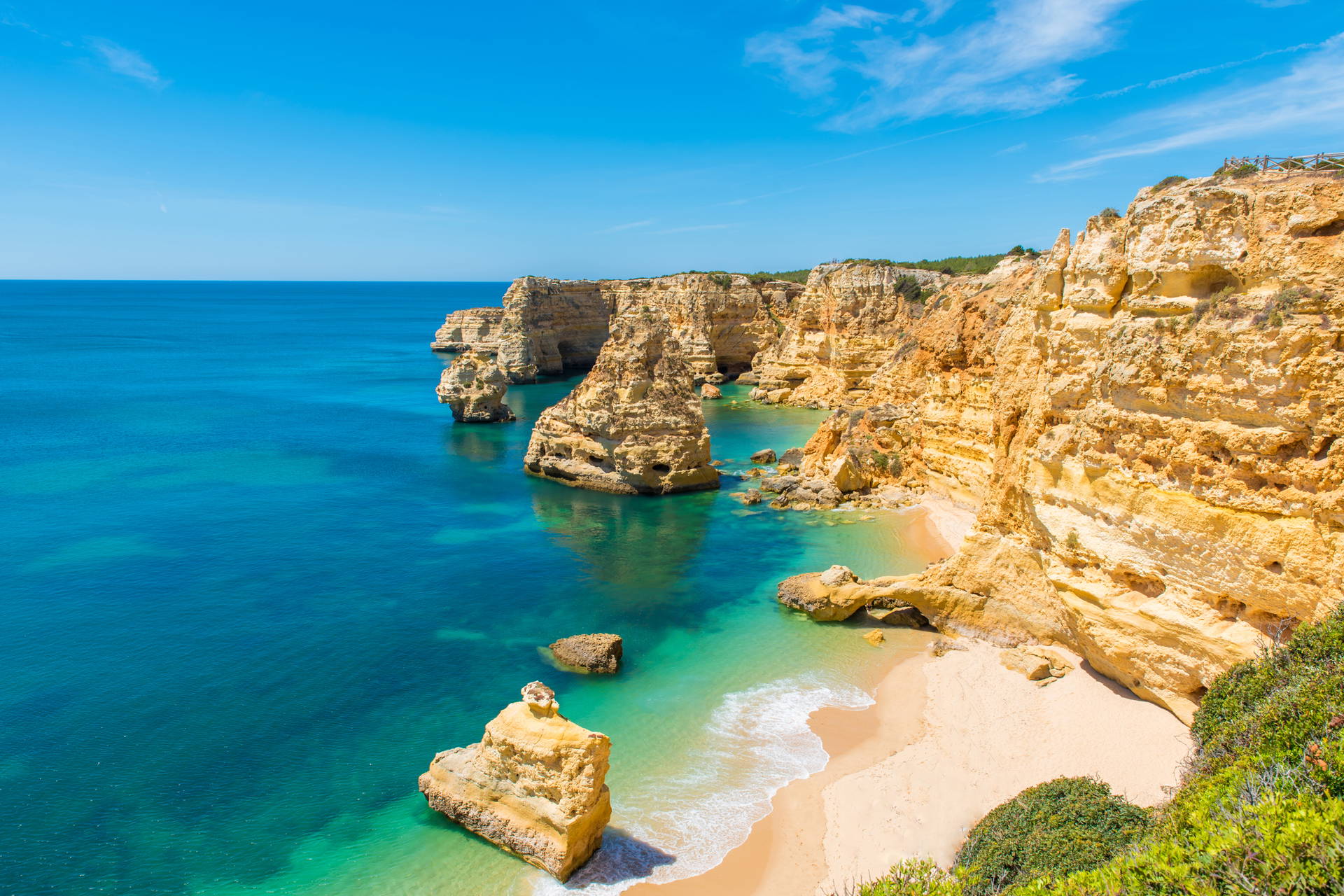 Klify i plaża w regionie Algarve, Portugalia.