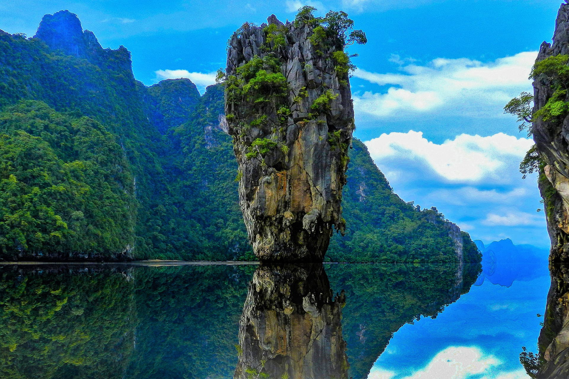 Wyspa Jamesa Bonda (Khao Phing Kan) w Tajlandii odbija się w wodzie.