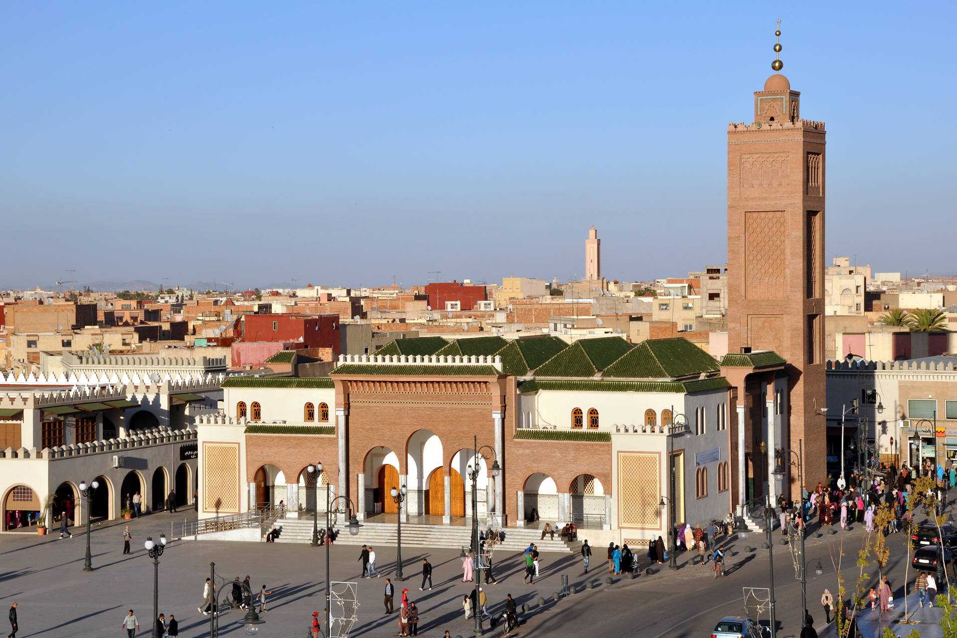 Meczet Kutubijja w Marrakeszu, wokół którego spaceruje wielu ludzi.