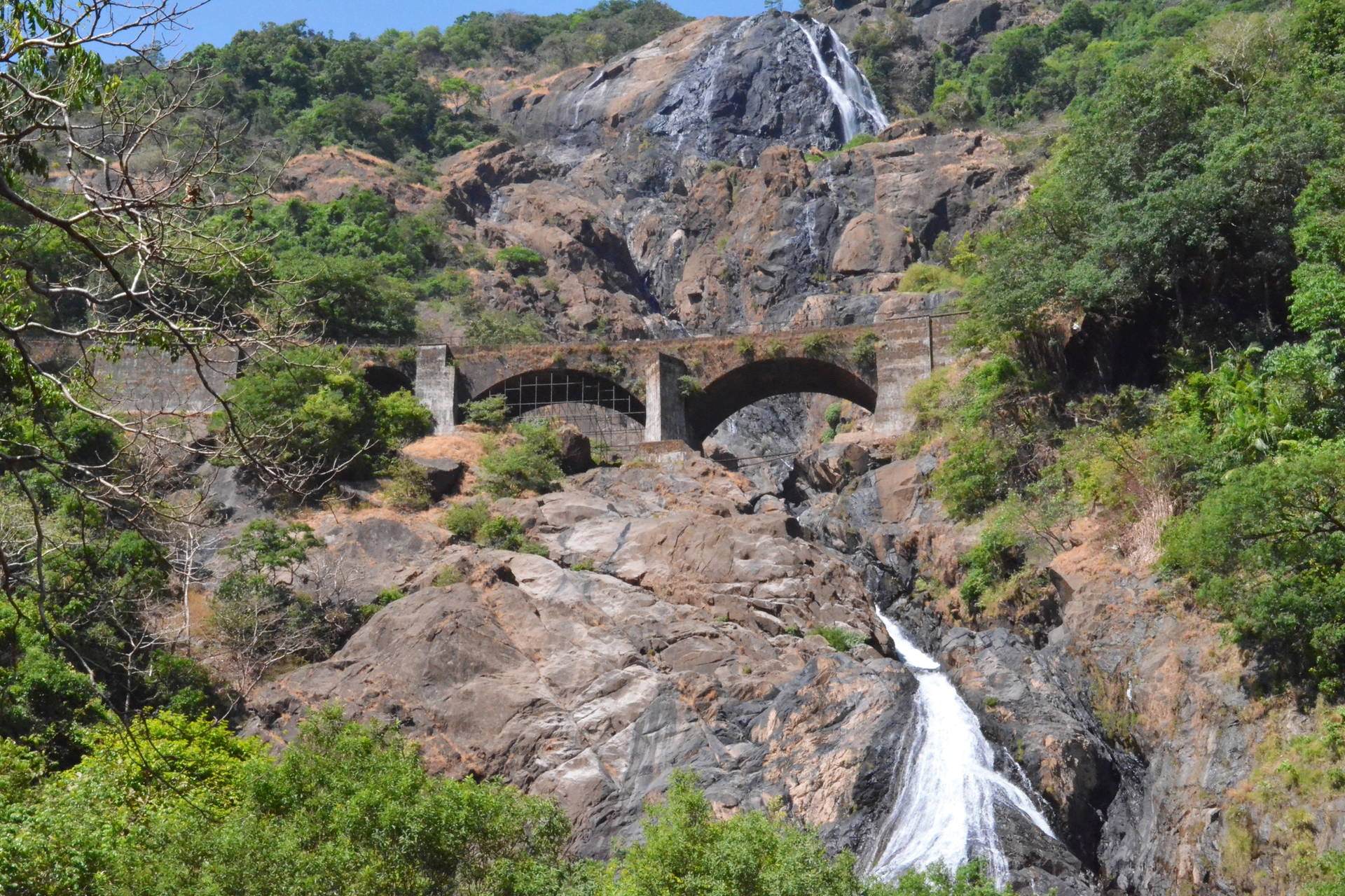 Wodospady Dudhsagar w Indiach i most kolejowy.