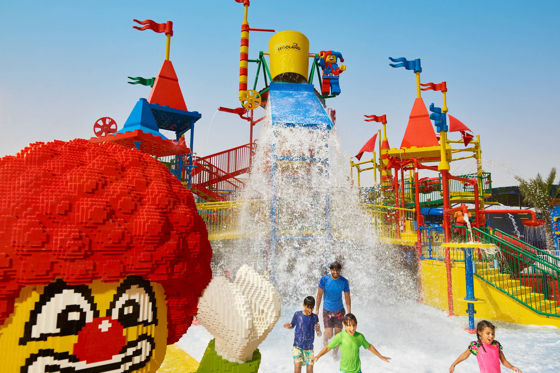 Dzieci bawią się w Legoland Water Park pod konstrukcją z klocków LEGO.