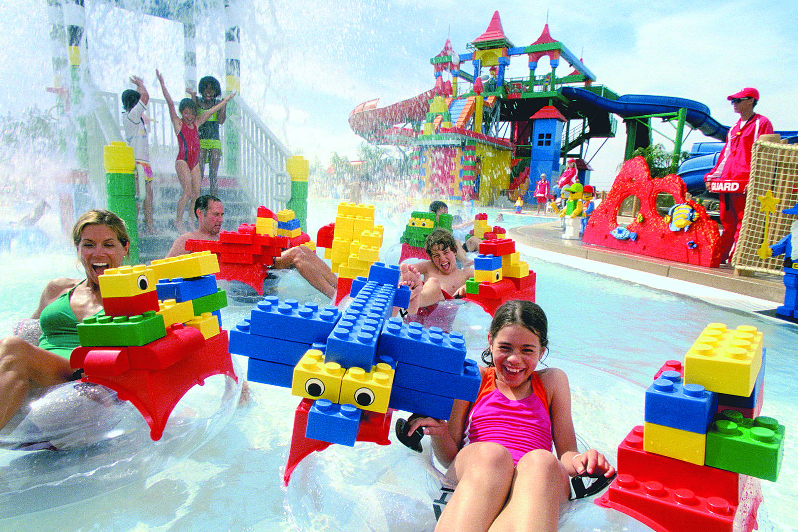 Ludzie płyną pontonami w parku wodnym Legoland.