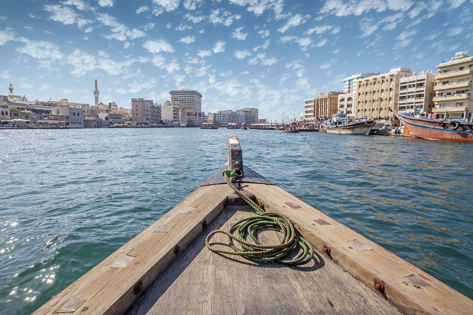 Widok na Dubai Creek z pokładu łodzi.