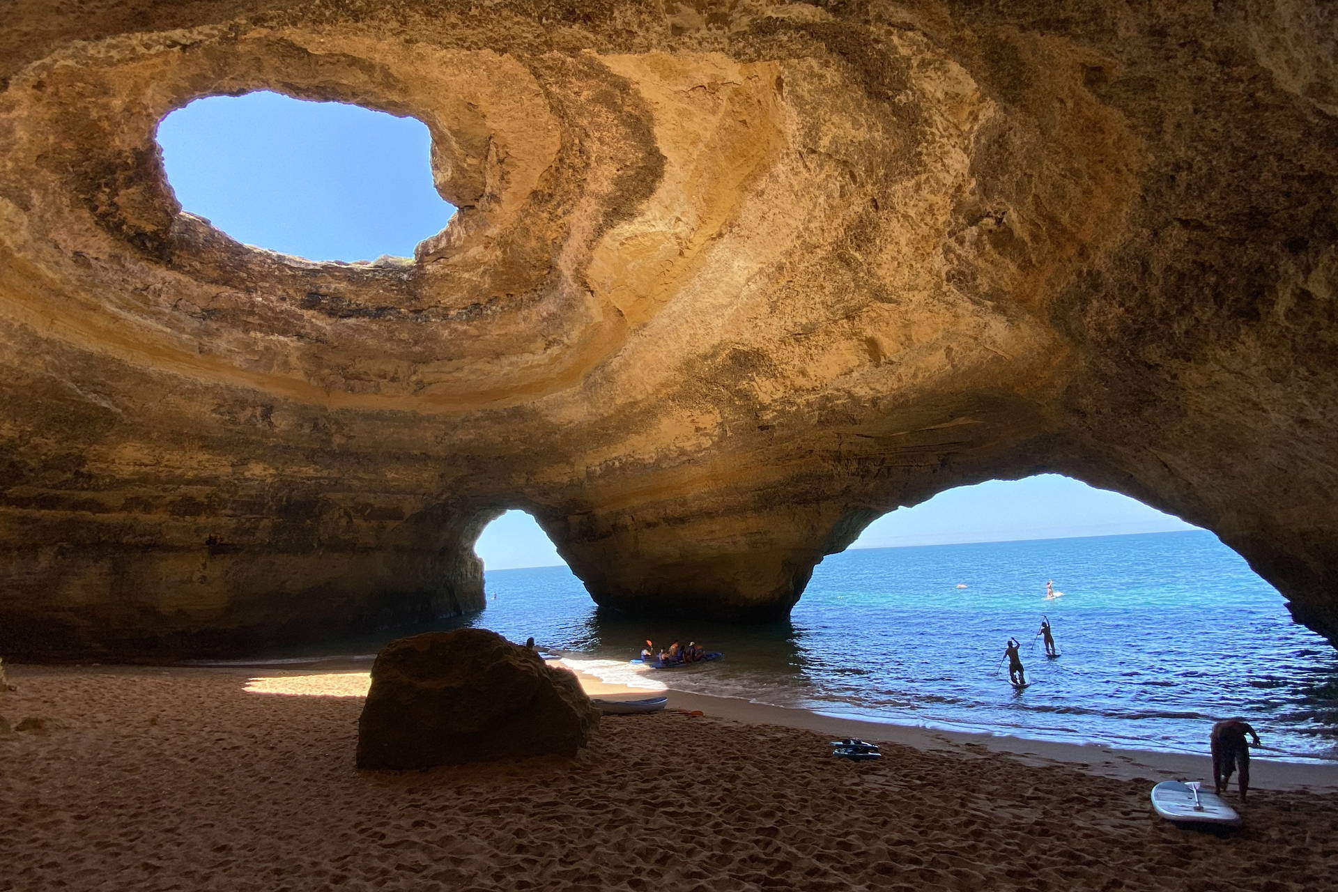 Widok z jaskini Benagil na plażę i morze w Algarve.