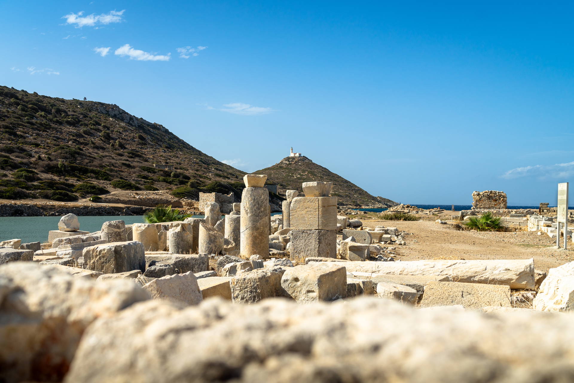 Ruiny Knidos z kolumnami na wzgórzu.