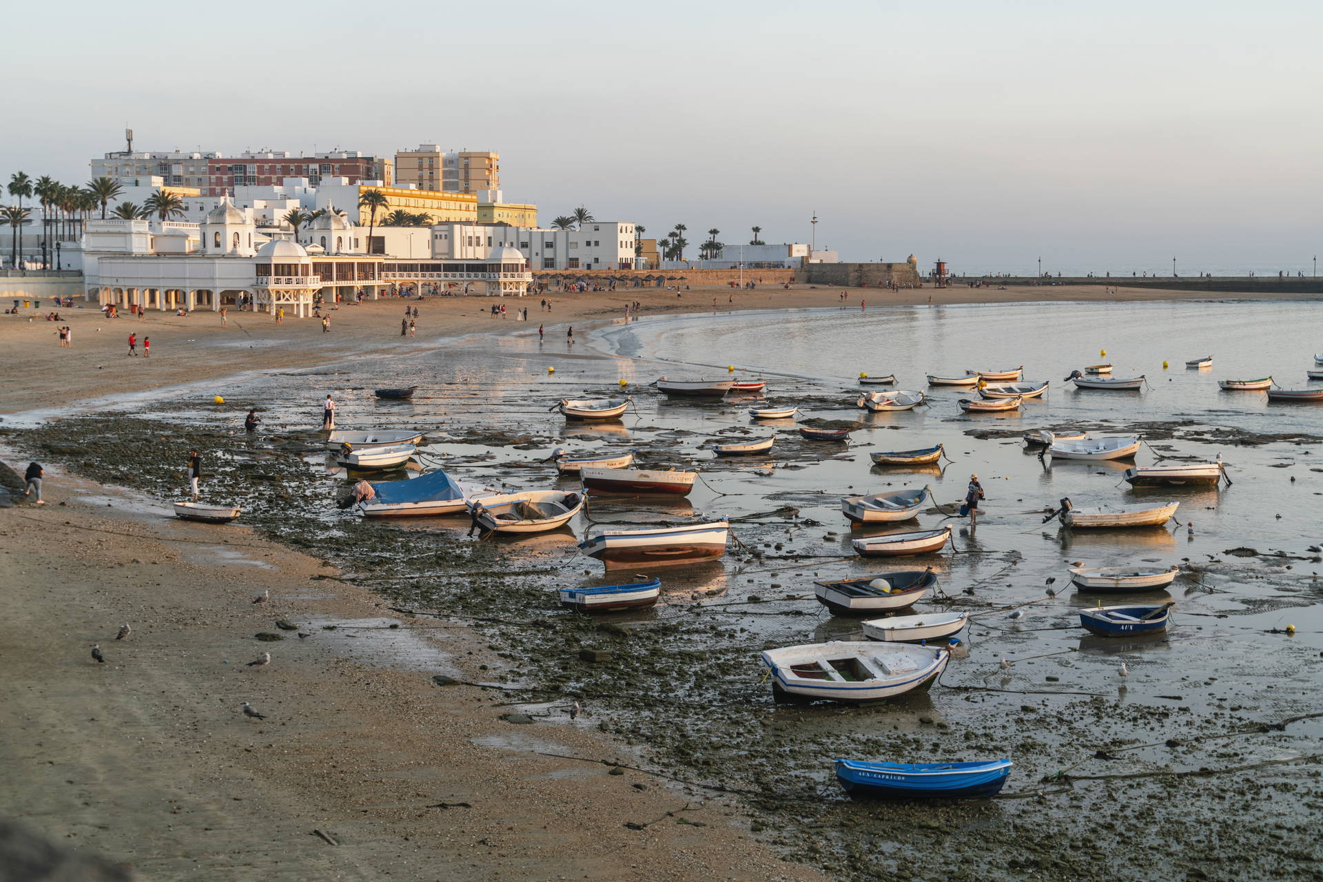 Łodzie na plaży La Caleta w Kadyksie.