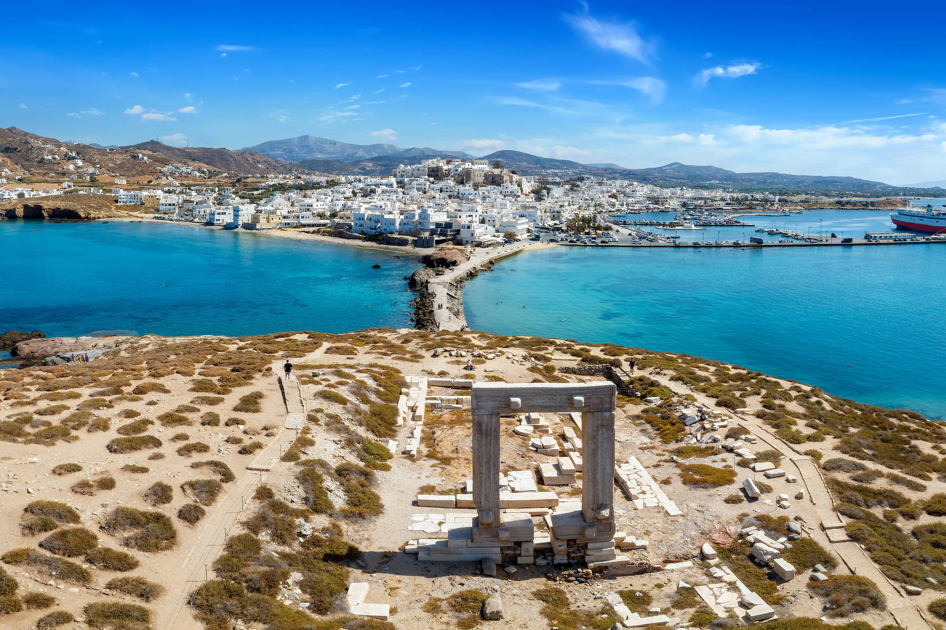Portara na wyspie Naxos w Grecji z lotu ptaka.