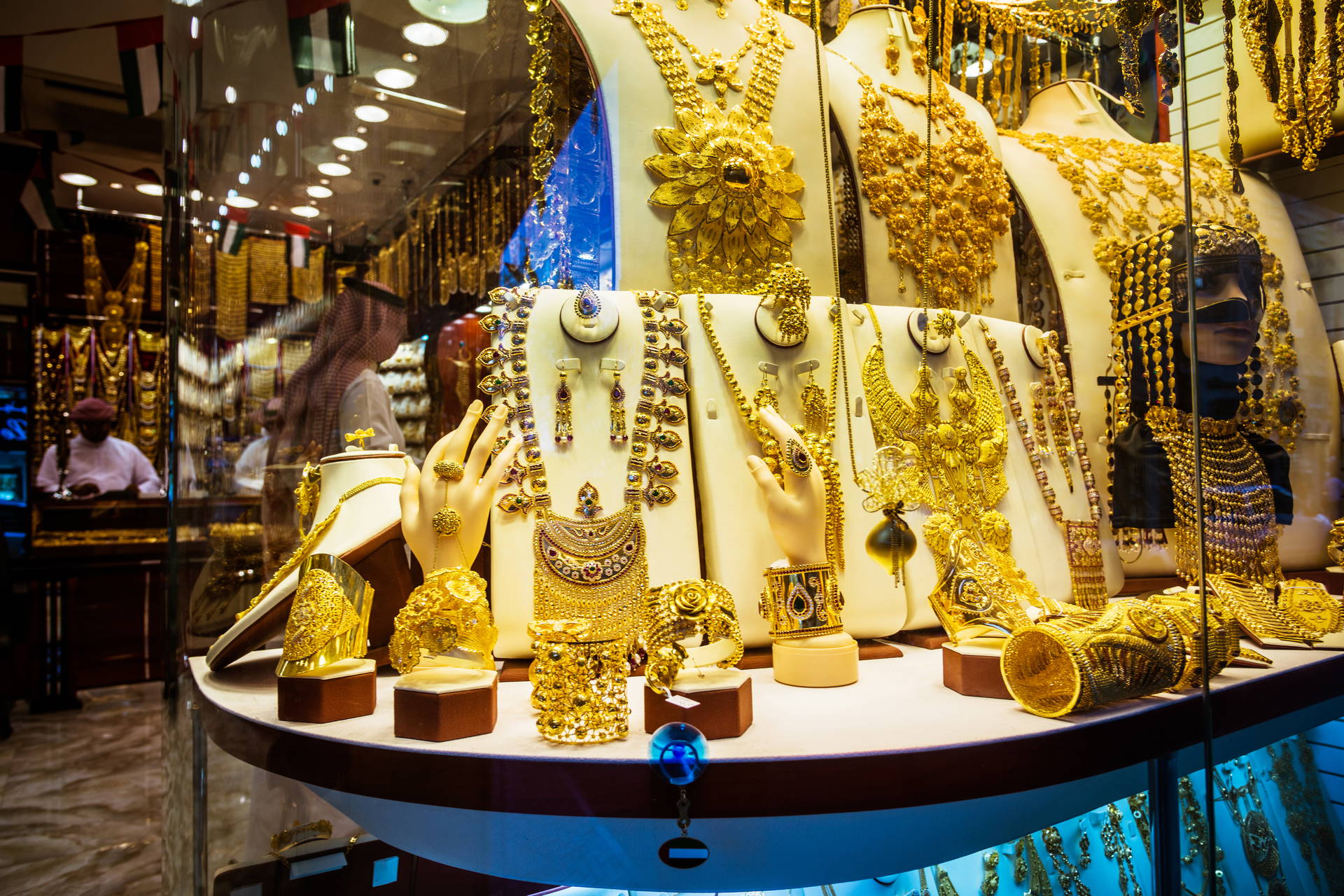 Ekspozycja złotej biżuterii na Gold Souk w Dubaju.