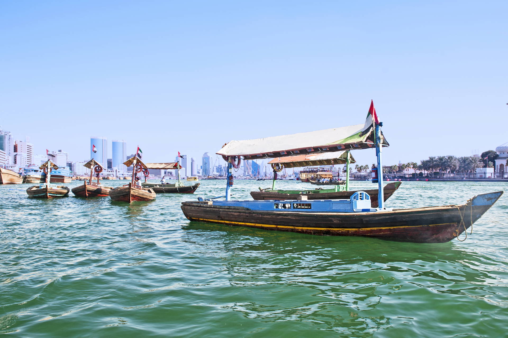 Kolorowe łodzie na wodach Deira Creek w Dubaju.