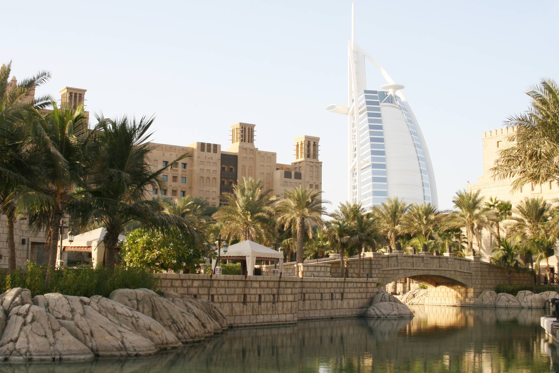 Burj Al Arab w Dubaju widziany z poziomu wody.